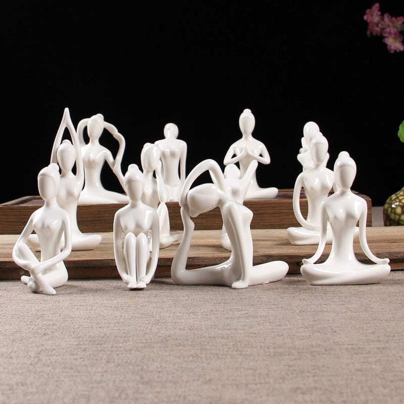 Figurine céramique pose de yoga – style abstrait